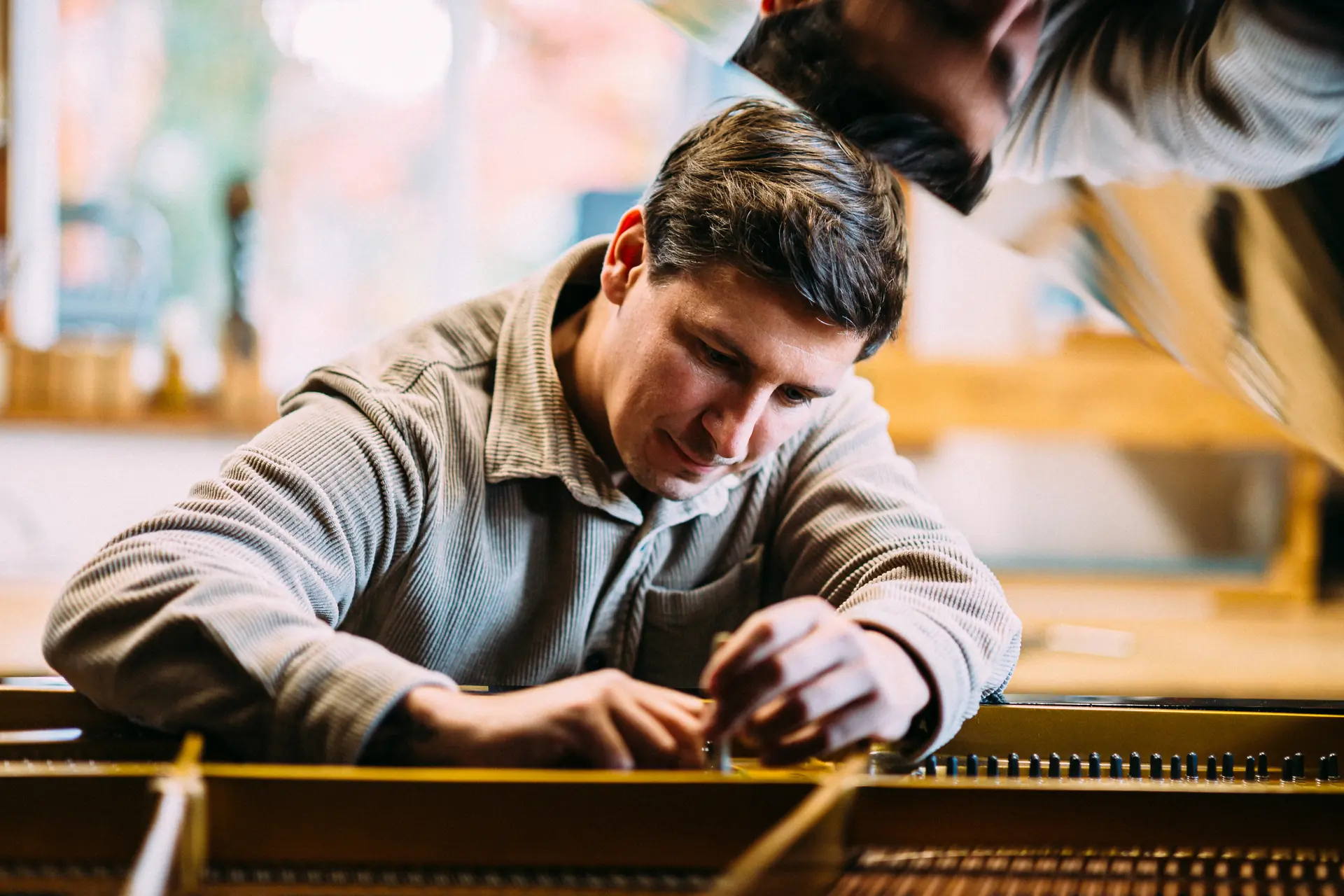 Zwei Generationen der Familie Hemmerich im Klavierhaus