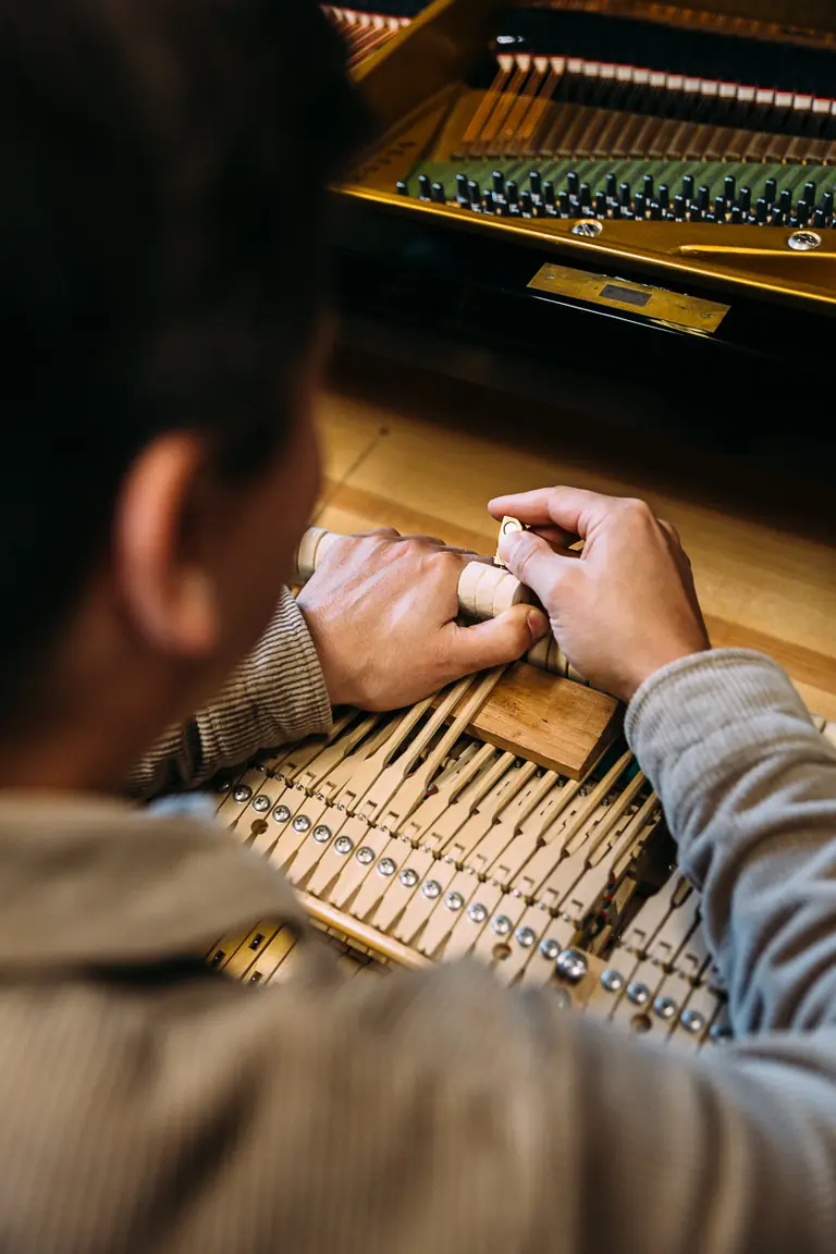 Detailaufnahme der sorgfältigen Mechanikarbeit in der Klavierwerkstatt